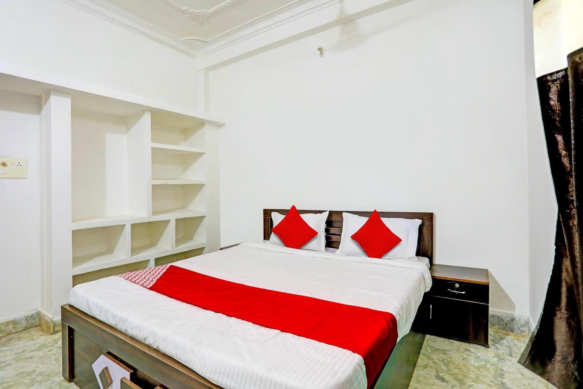 בובנשוואר Dibya Guest House מראה חיצוני תמונה